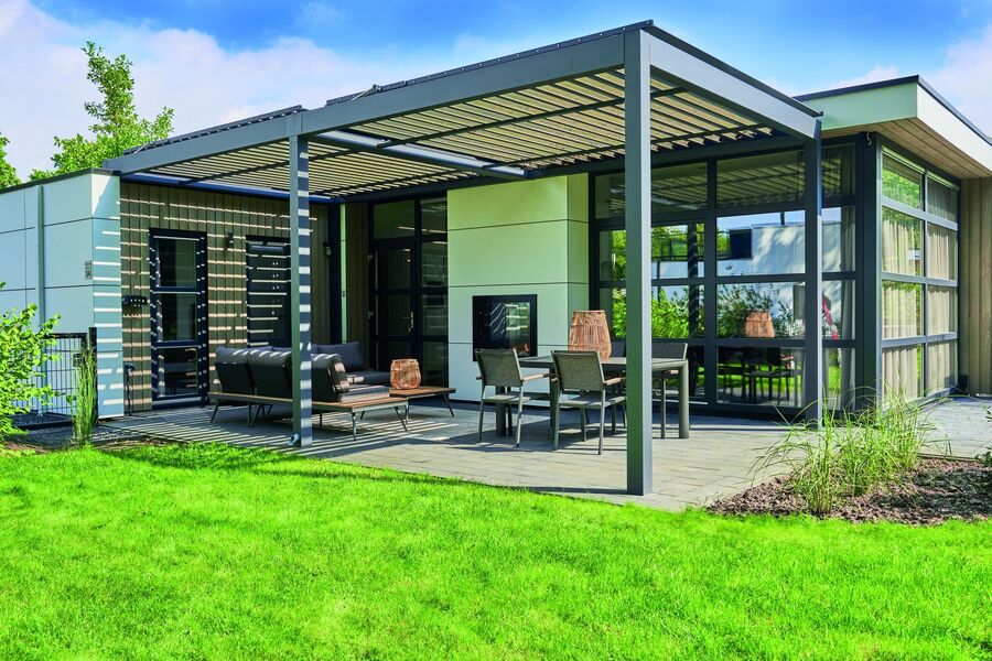 Moderne Pergola mit verstellbarem Lamellendach aus Aluminium an einem Einfamilienhaus