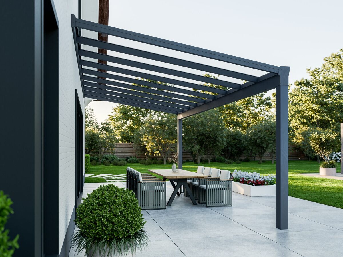 Pergola mit verstellbaren Aluminiumlamellen über einer Sitzgruppe im Garten